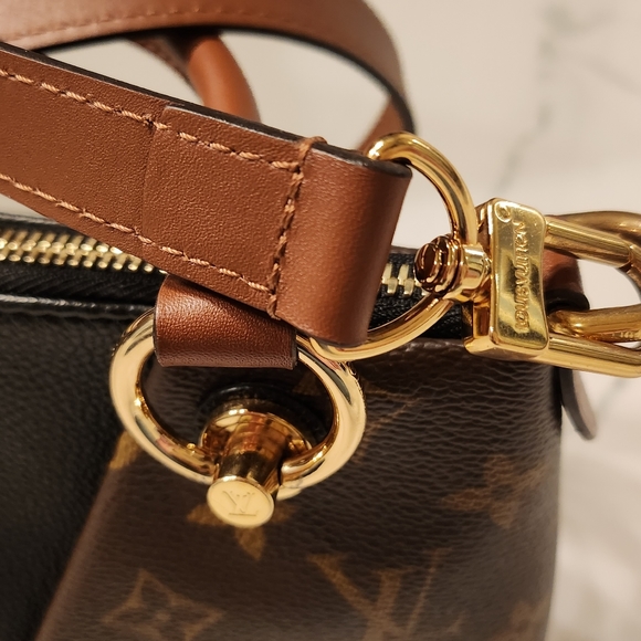 Gorgeous Authentic Louis Vuitton V Tote BB - Picture 10 of 13